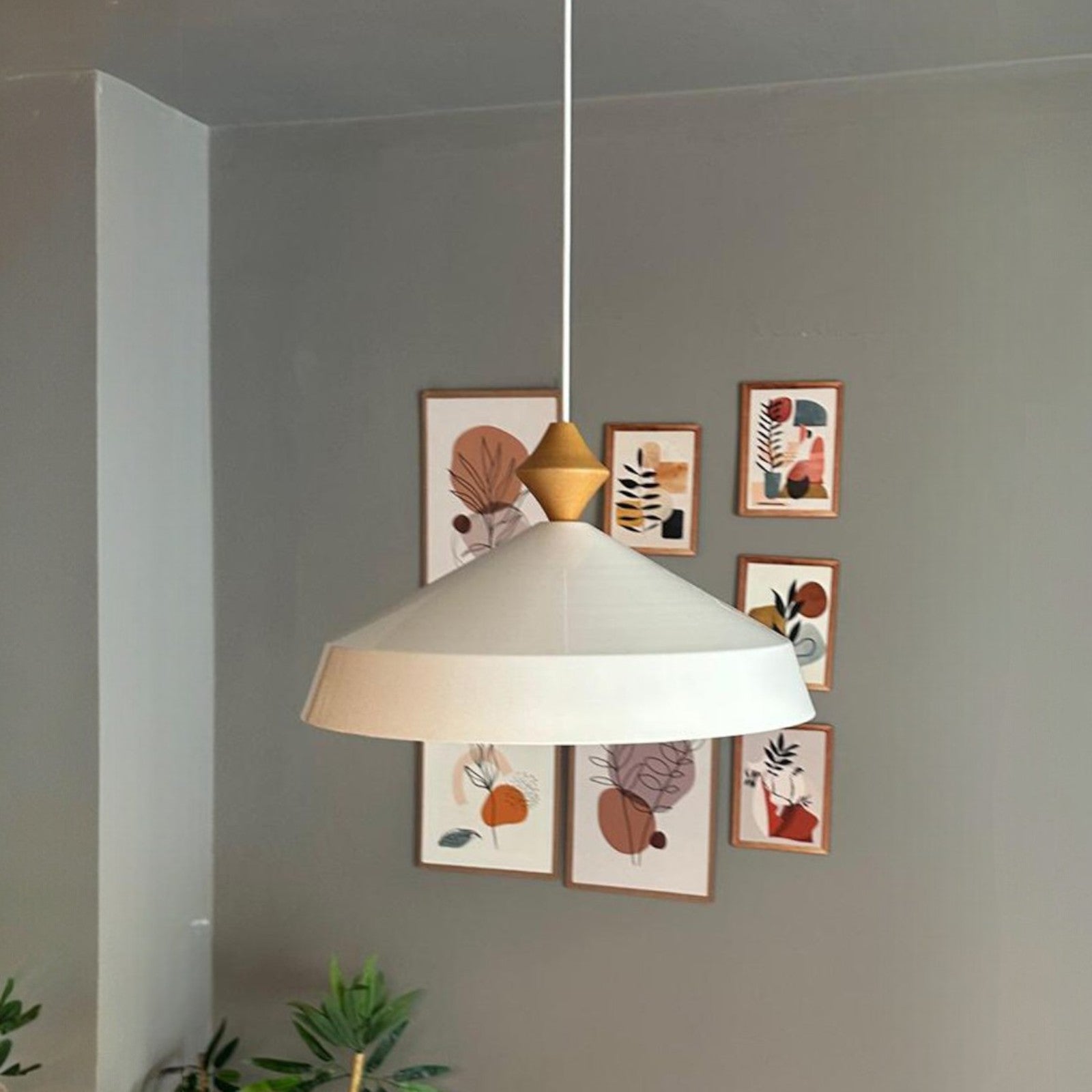 Lema Kronleuchter mit Anhänger am Kopfteil aus Holz