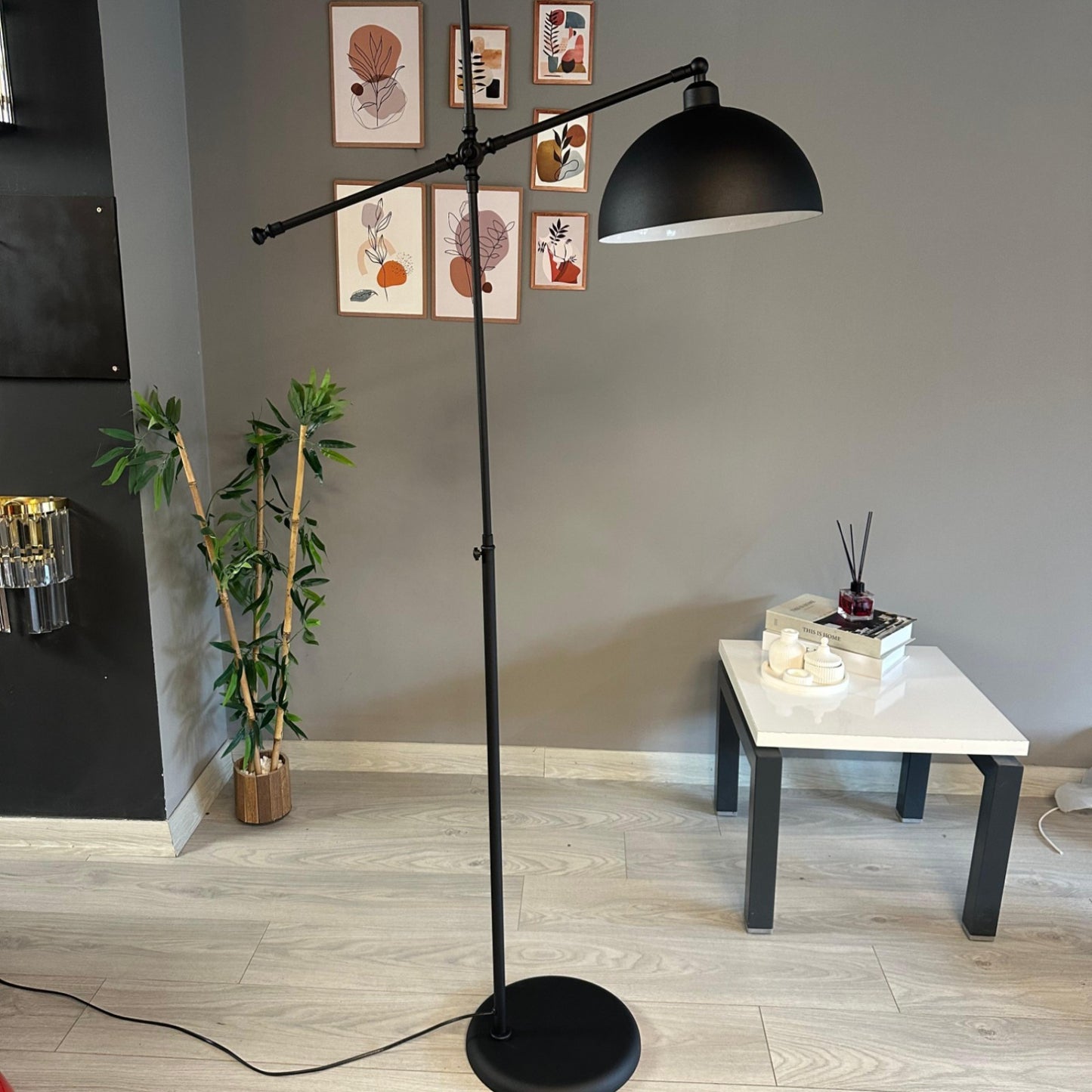 Stehlampe aus Metall mit E27, verstellbarer Lampenschirm