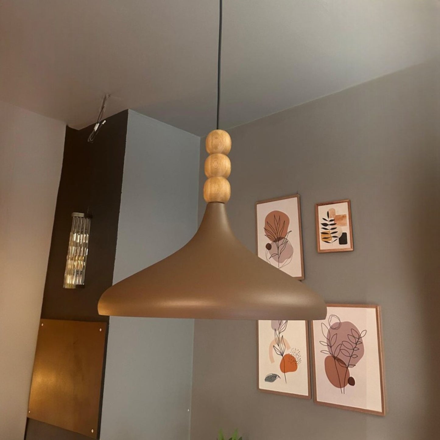 Texturierter heller cremefarbener Champion Holzperlen-Kronleuchter