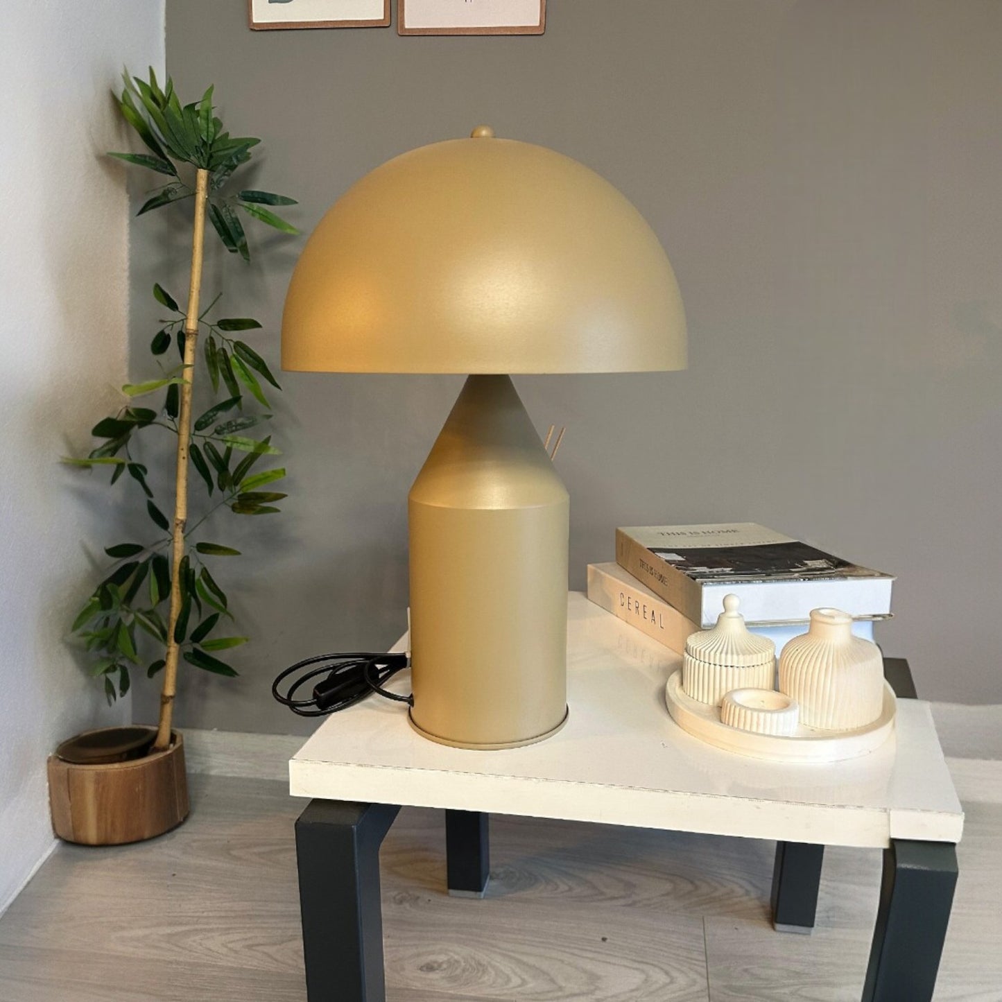 Lampada da tavolo a fungo in metallo