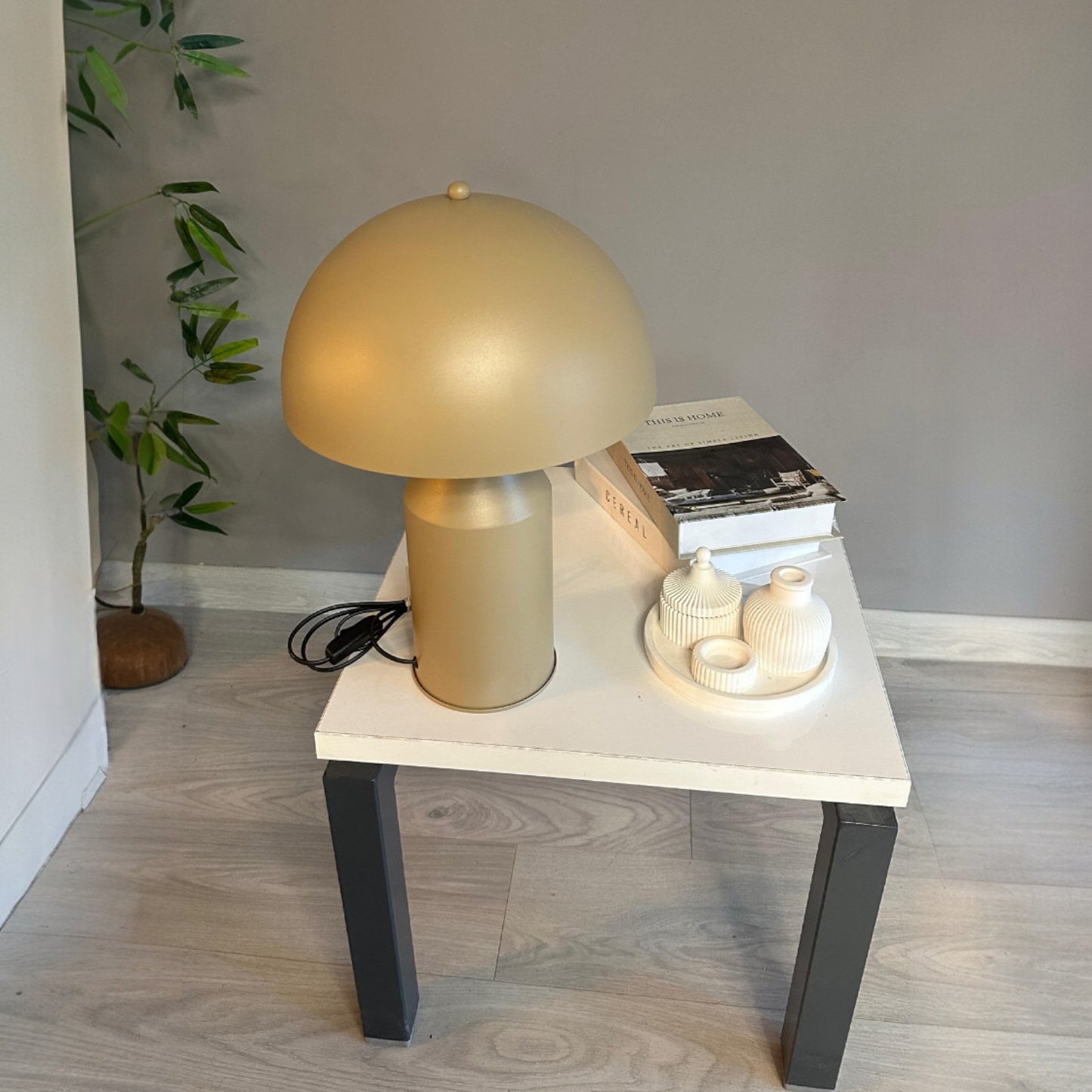 Lampada da tavolo a fungo in metallo
