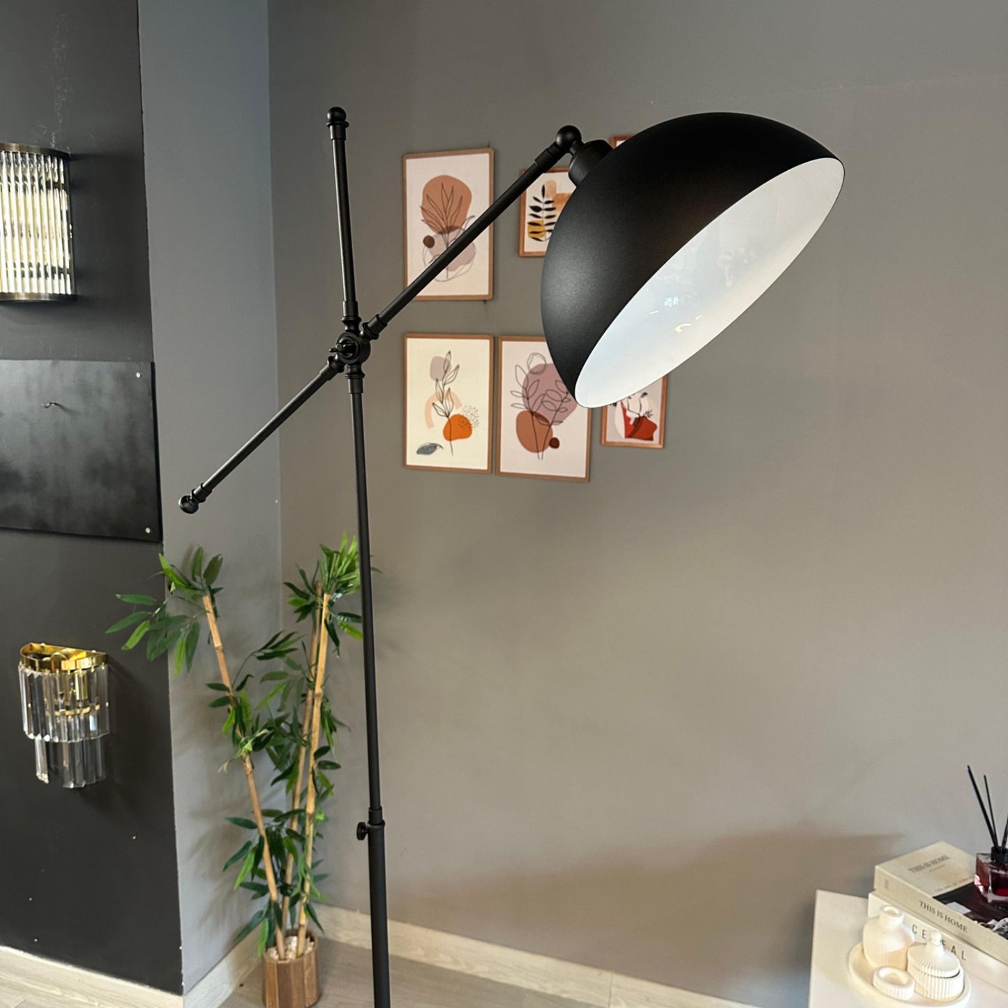 Stehlampe aus Metall mit E27, verstellbarer Lampenschirm