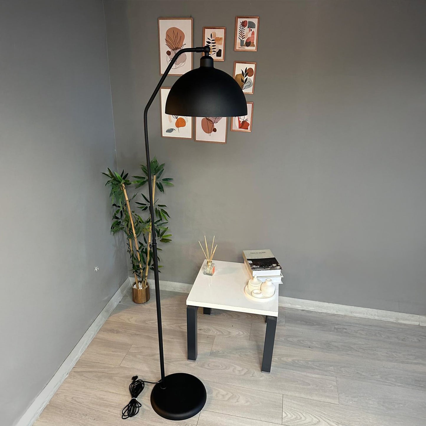 Stehlampe mit beweglichem Kopf Moderne dekorative Stehlampe aus Metall