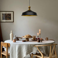 Tavolo da pranzo con lampada vintage,