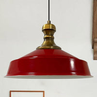 Tavolo da pranzo con lampada vintage,